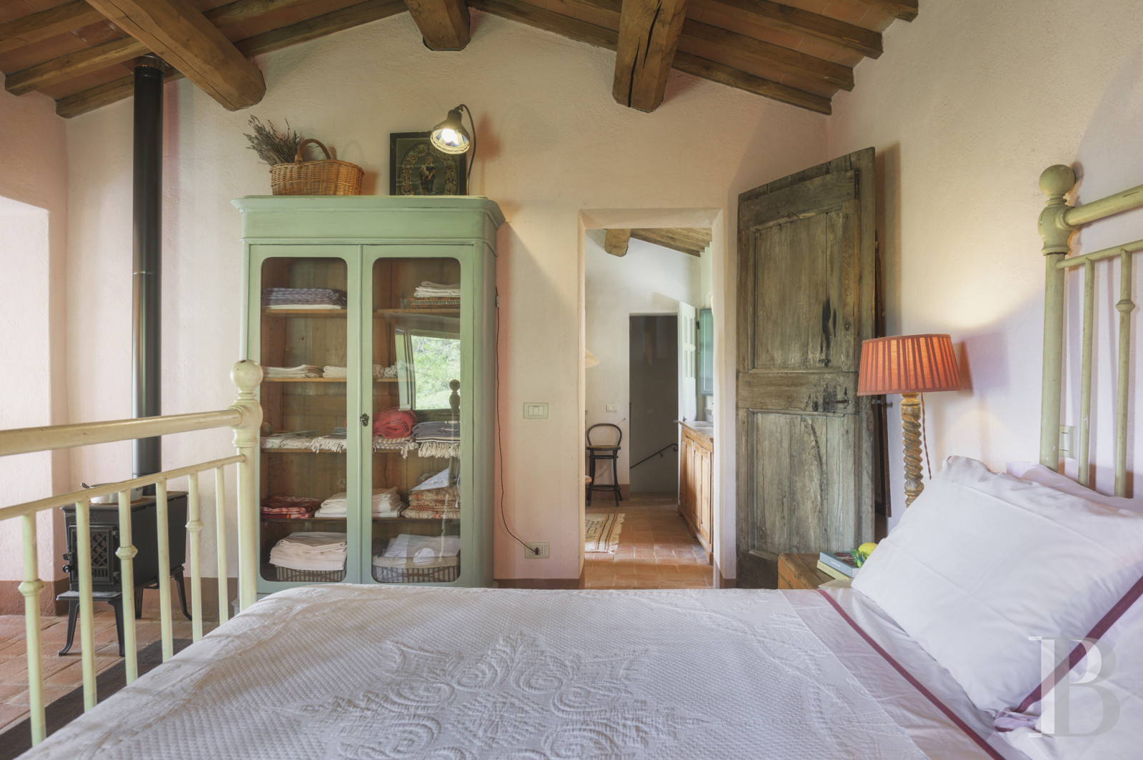 An old olive grove farmhouse restored to its former glory, overlooking the countryside in the Val d'Orcia in Tuscany - photo  n°29